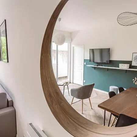 Henri Au Pied De La Cathedrale. Reims