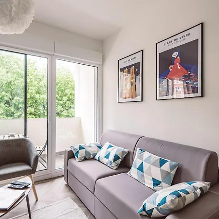 Henri Au Pied De La Cathedrale. Daire *