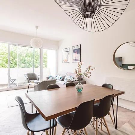 Henri Au Pied De La Cathedrale. Daire