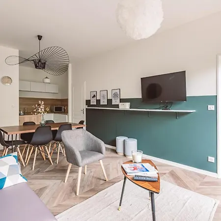 Henri Au Pied De La Cathedrale.