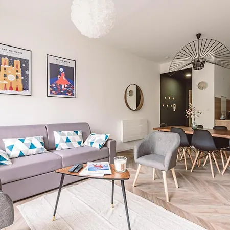 Henri Au Pied De La Cathedrale. * Reims