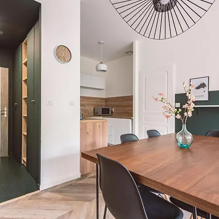 Henri Au Pied De La Cathedrale.