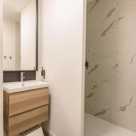 Henri Au Pied De La Cathedrale. Reims