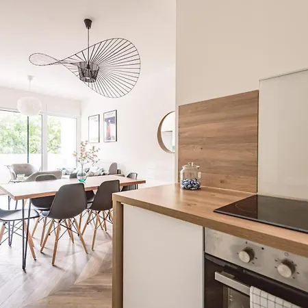 Henri Au Pied De La Cathedrale. ריימס