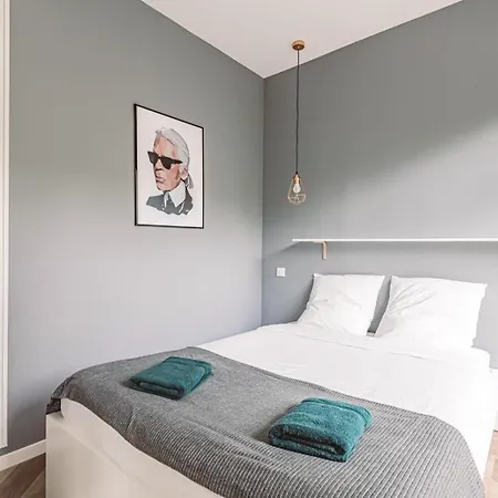 Henri Au Pied De La Cathedrale. *