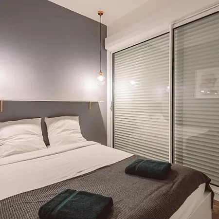 Henri Au Pied De La Cathedrale. Reims