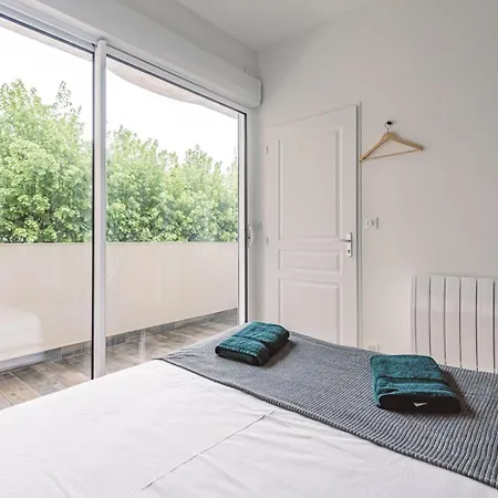 Henri Au Pied De La Cathedrale. Daire *